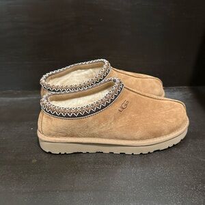 Women’s Ugg Tasman size 9- Chestnut